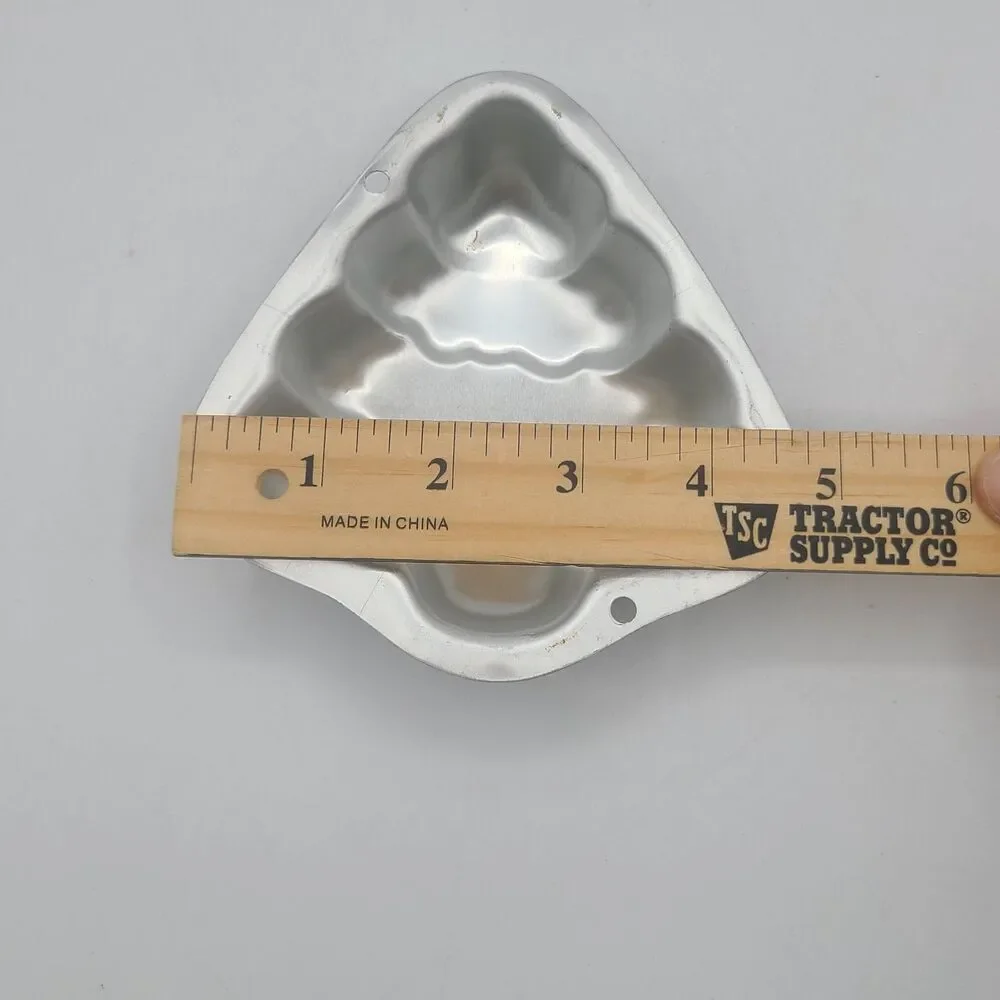 Set Of 4 Wilton Christmas Tree Shaped Holiday Aluminum Singles 5